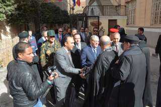 محافظ المنيا يقدم التهنئة للأقباط...