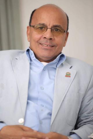 الكاتب الصحفي محمد حلمي 