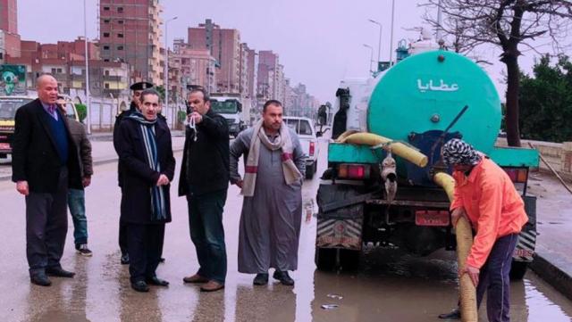المحافظ اثناء متابعته الامضار