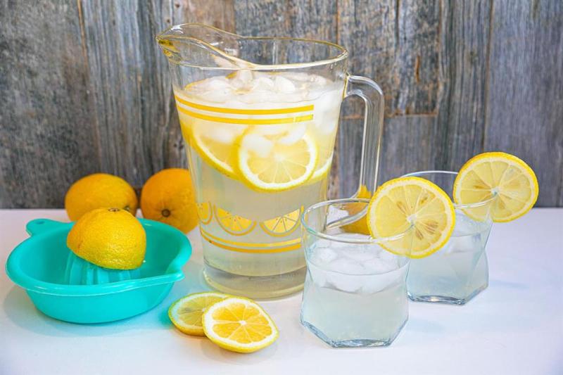 صحة وطب  فوائد الليمون مع الماء.. وقاية من 12 مرضًا يصيب الجسم