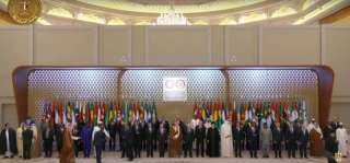 الرئيس السيسي يتوسط صورة تذكارية...