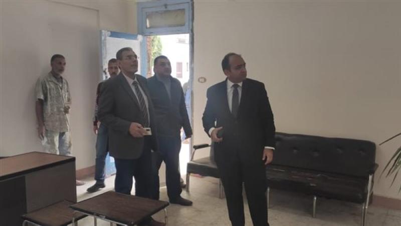 نائب محافظ الإسكندرية يتفقد مقار اللجان الانتخابية