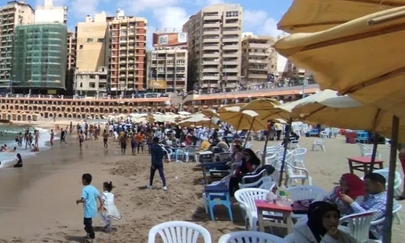 اقبال متوسط على الشواطئ في الإسكندرية