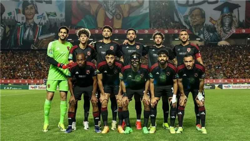 فريق الكرة بالنادي الأهلي