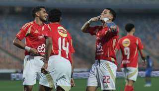الأهلي يفوز على سموحة بهدفين...