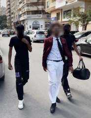 حقيقه فيديو سير أحد الأشخاص...