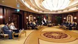وزير الداخلية يبحث مع وفد...