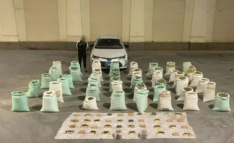 ضبط عنصر جنائى شديد الخطورة من جالبى ومتجرى المواد المخدرة وبحوزته أكثر من 1,5 طن من المواد المخدرة بالإسماعيلية .. قدرت قيمتها المالية بـ 95 مليون جنيه