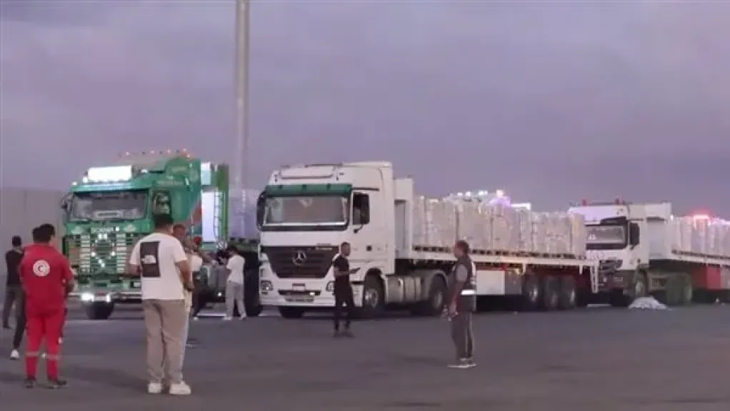 عاجل  إسرائيل تواصل فتح معبري كرم ابو سالم والعوجة.    عبور ٦٠ شاحنه ضمن القافله ال ٨٤ للمساعدات الإنسانية من معبر رفح تمهيدًا لدخولهم إلى غزة.