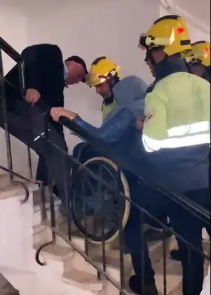 استجابة أمنية عاجلة لمساعدة مسنّة في التجمع الأول بعد تعطل المصعد