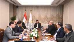 وزير الشباب والرياضة يناقش استعدادات...