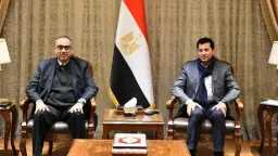 وزير الشباب والرياضة يناقش استعدادات...