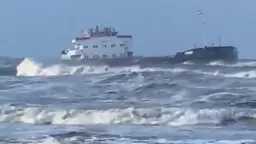 قناة السويس تؤكد انتظام الملاحة...