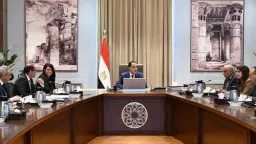 مدبولي يبحث تأمين تمويل مشروعات...