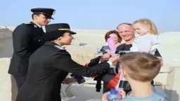 رجال الشرطة يشاركون المواطنين احتفالات...