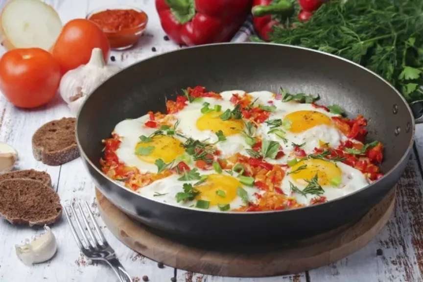 البيض بالبسطرمة